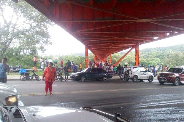 Hombre de 45 años muere al lanzarse de puente en Santiago